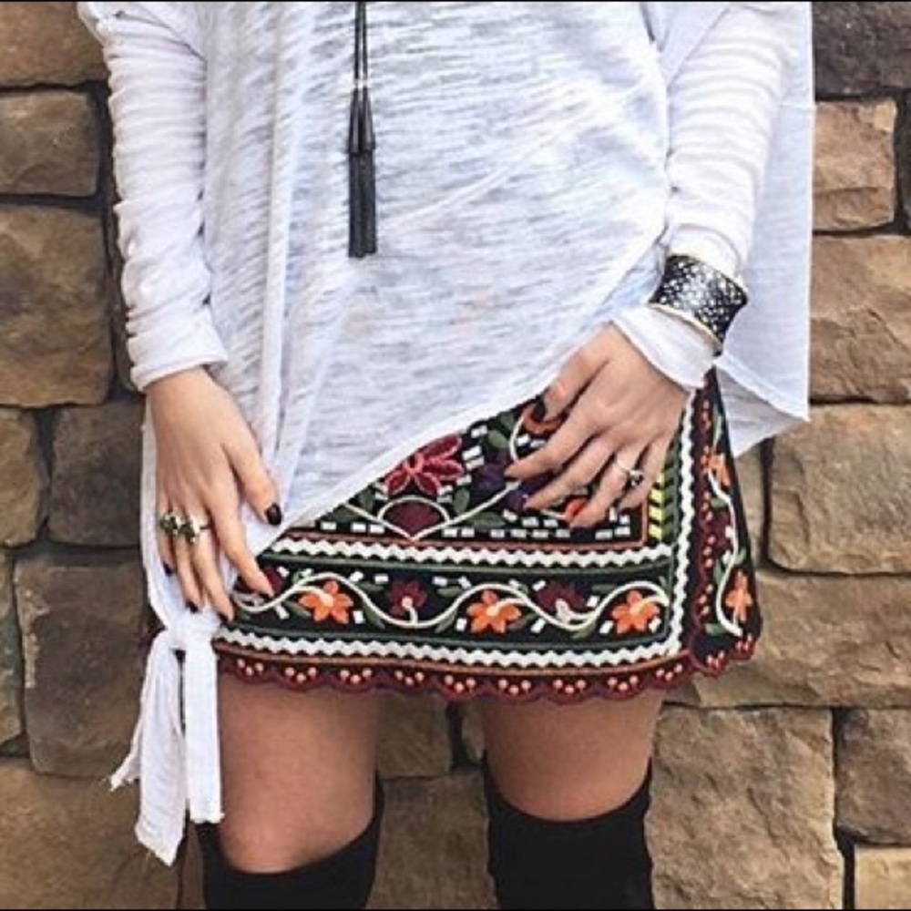 Embroidered mini skirt